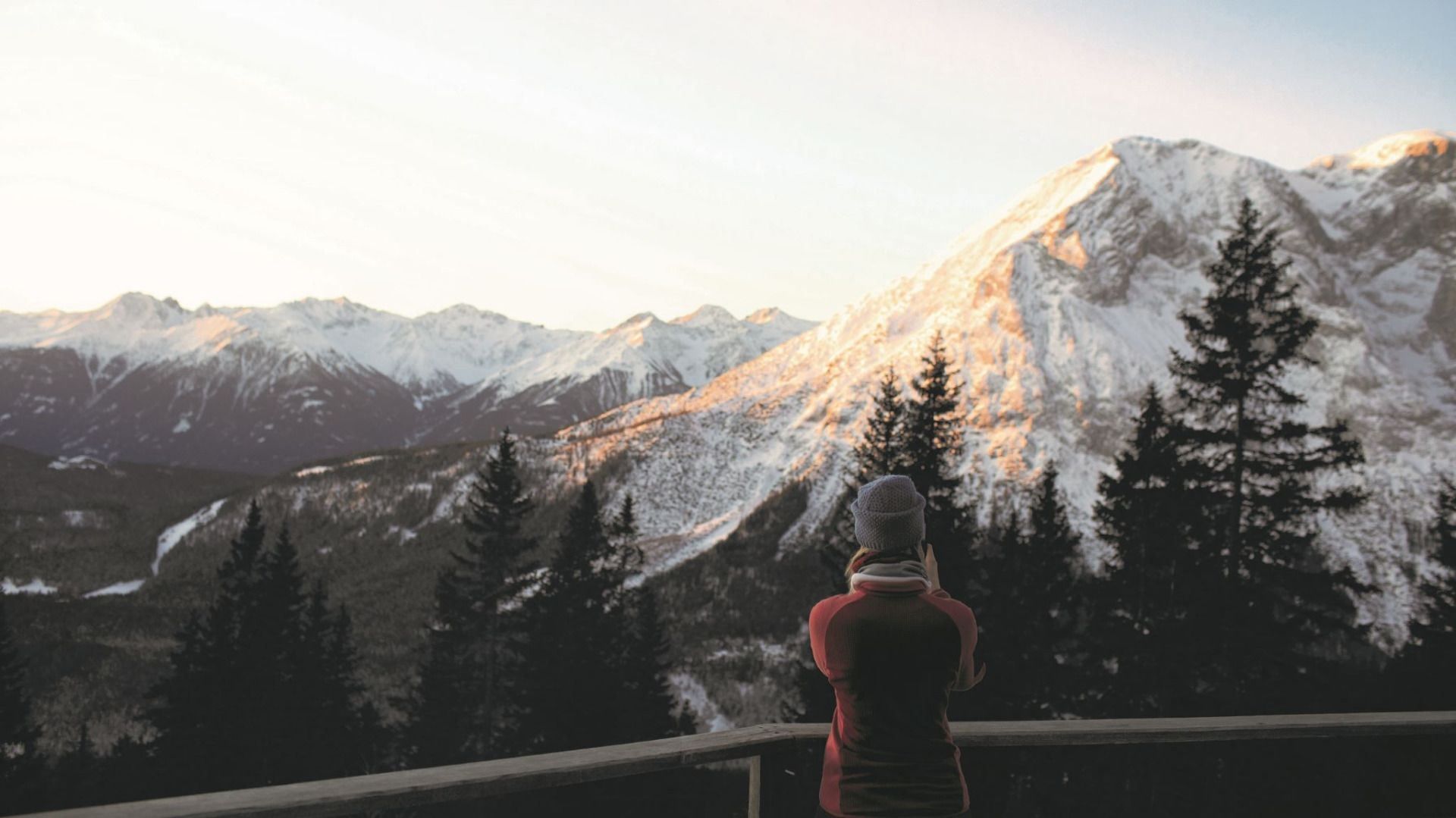 Blick von der Terrasse der Wettersteinhütte bei Leutasch auf den verschneiten Gipfel der Hohen Munde