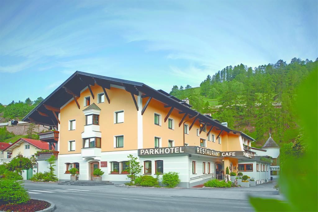 A charming park hotel with a large, attractive building.
Surrounded by green hills and a pleasant landscape.