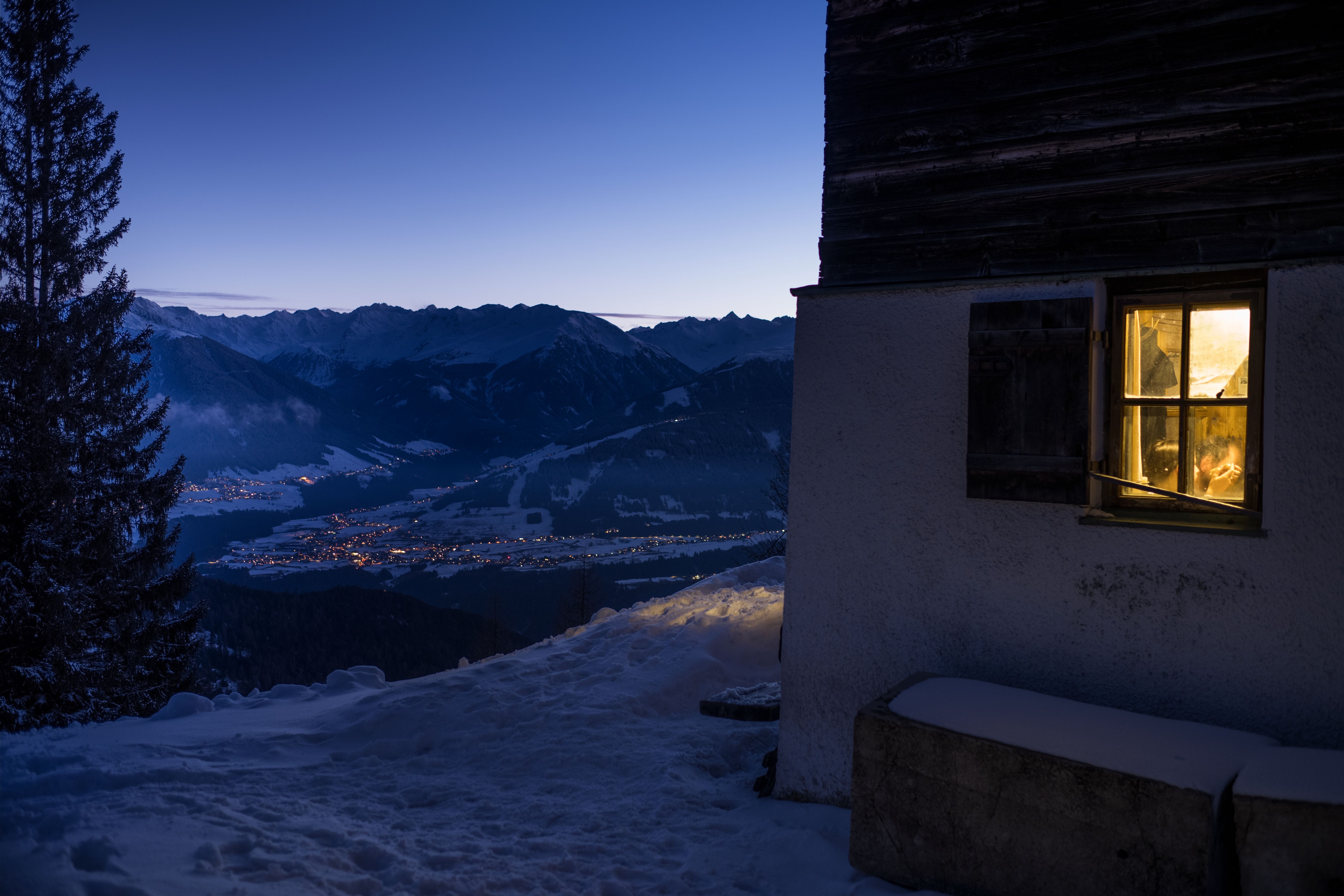 Almhütte, Winter, Silvester, Lichter der Dörfer im Tal
