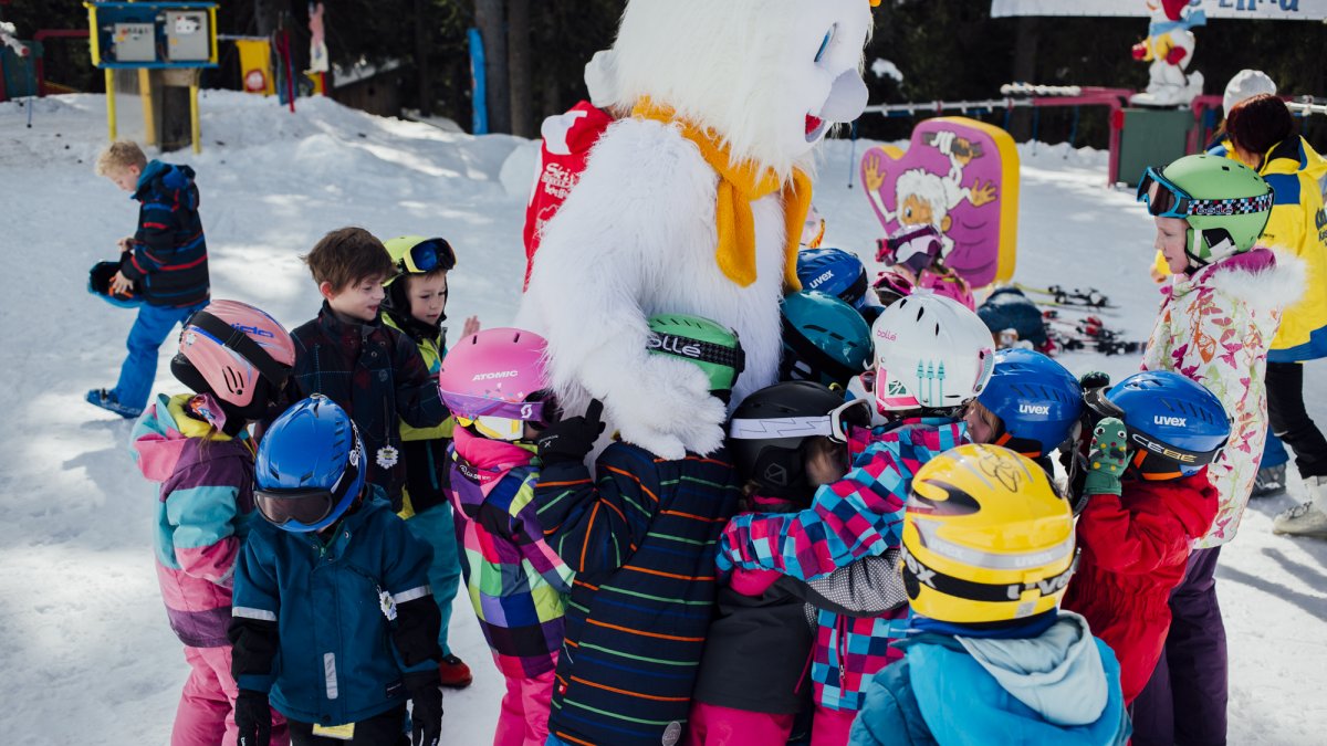 Każda szkoła narciarska ma swoją pluszową maskotkę, kt&oacute;ra motywuje dzieci i sprawia, że lekcje jazdy na nartach są dla nich przyjemnością., © Tirol Werbung/Fritz Beck