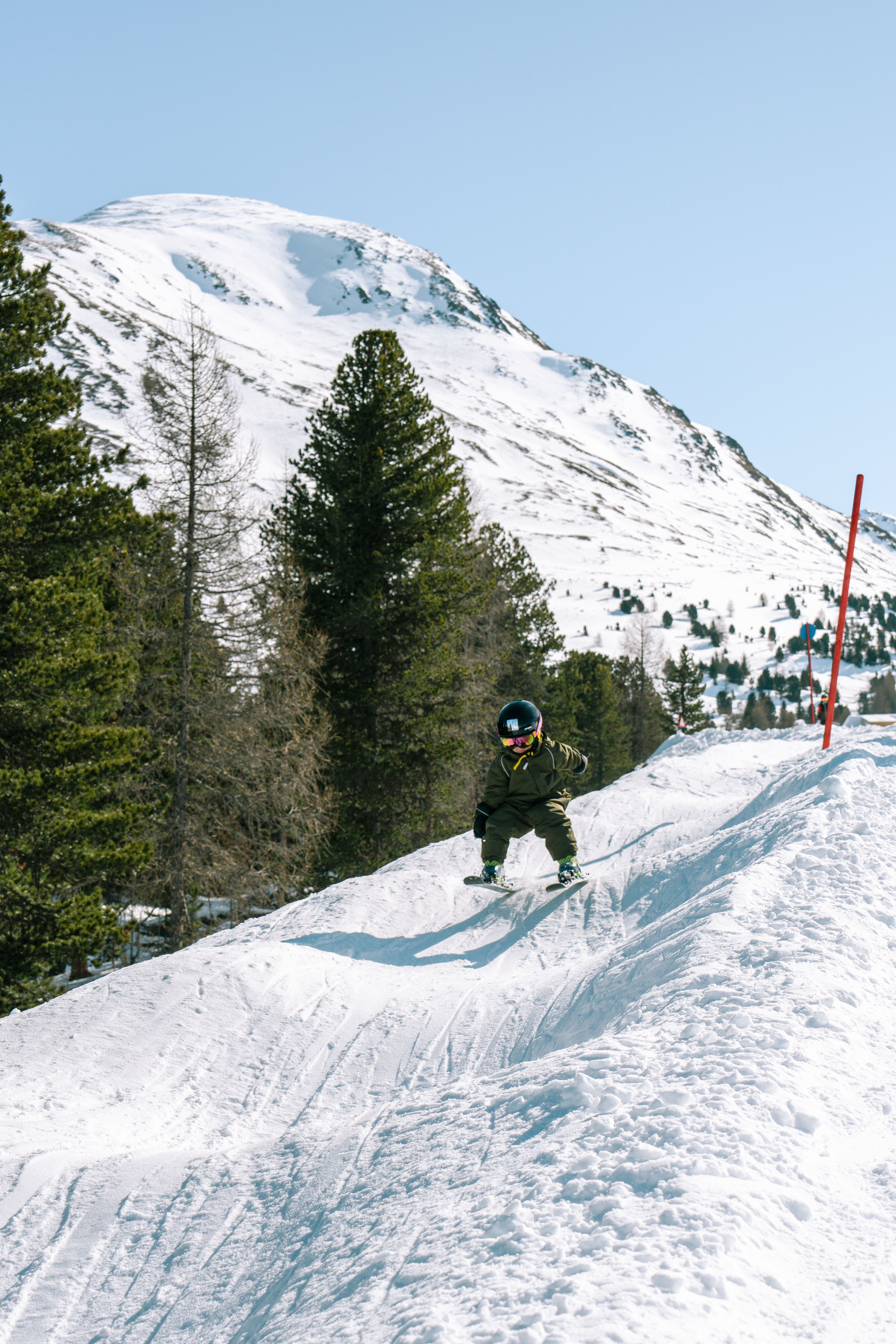 Kleinkind fährt über Buckelpiste 