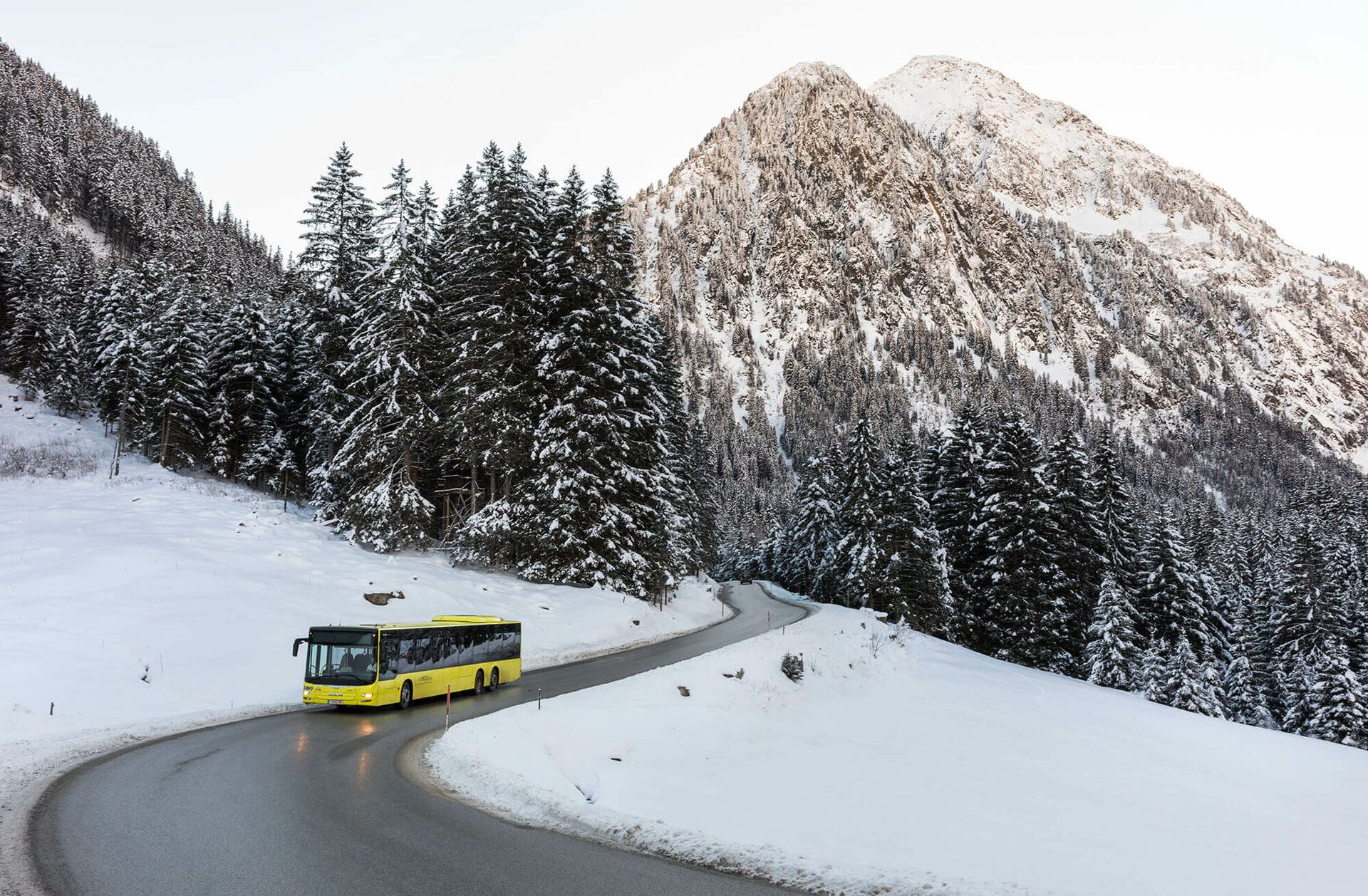 VVT Linienbus auf Landschaft in verschneiter Berglandschaft in Tirol
