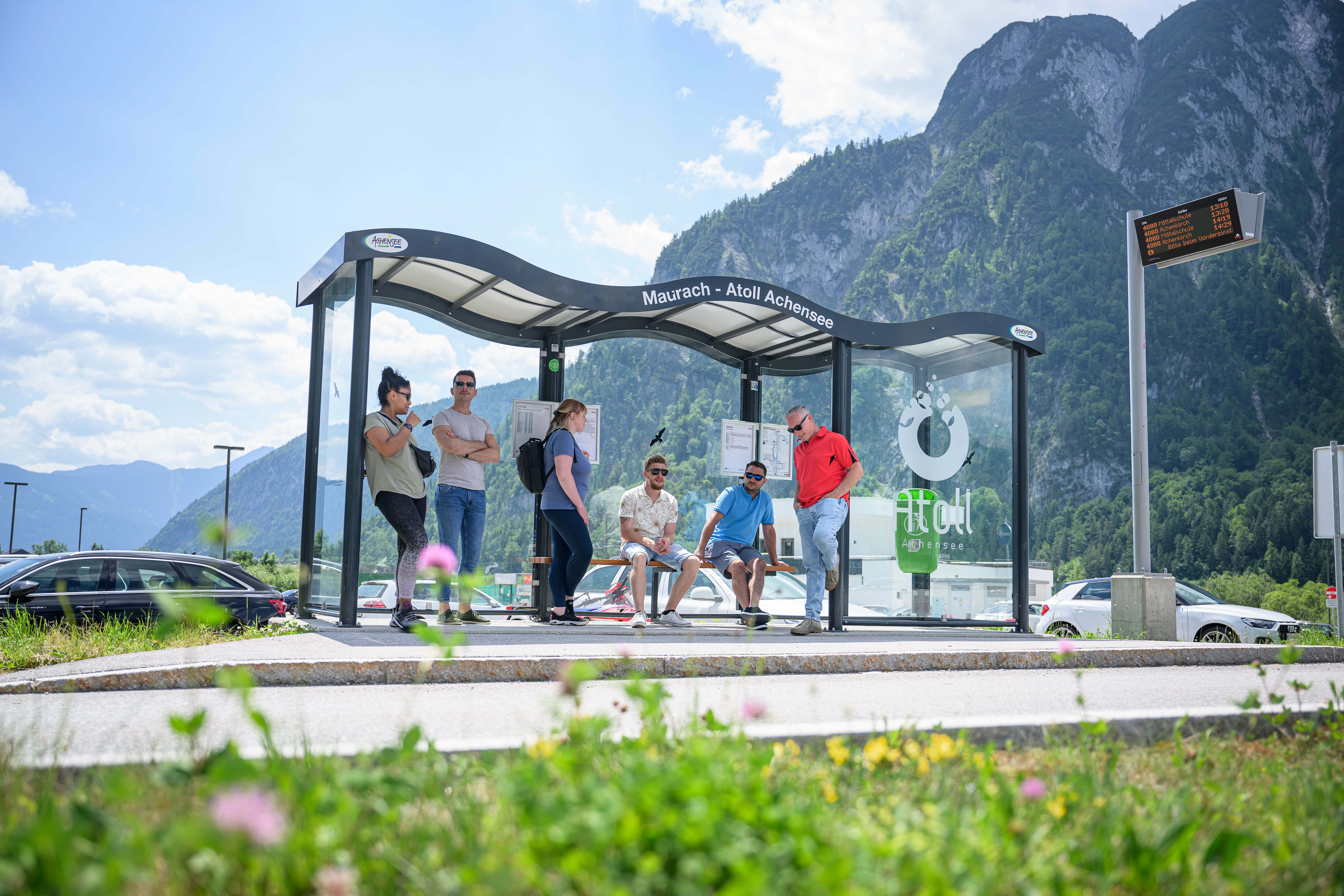 Gruppe an einer Bus-Haltstelle am Achensee, Öffi-Urlaub in Tirol
