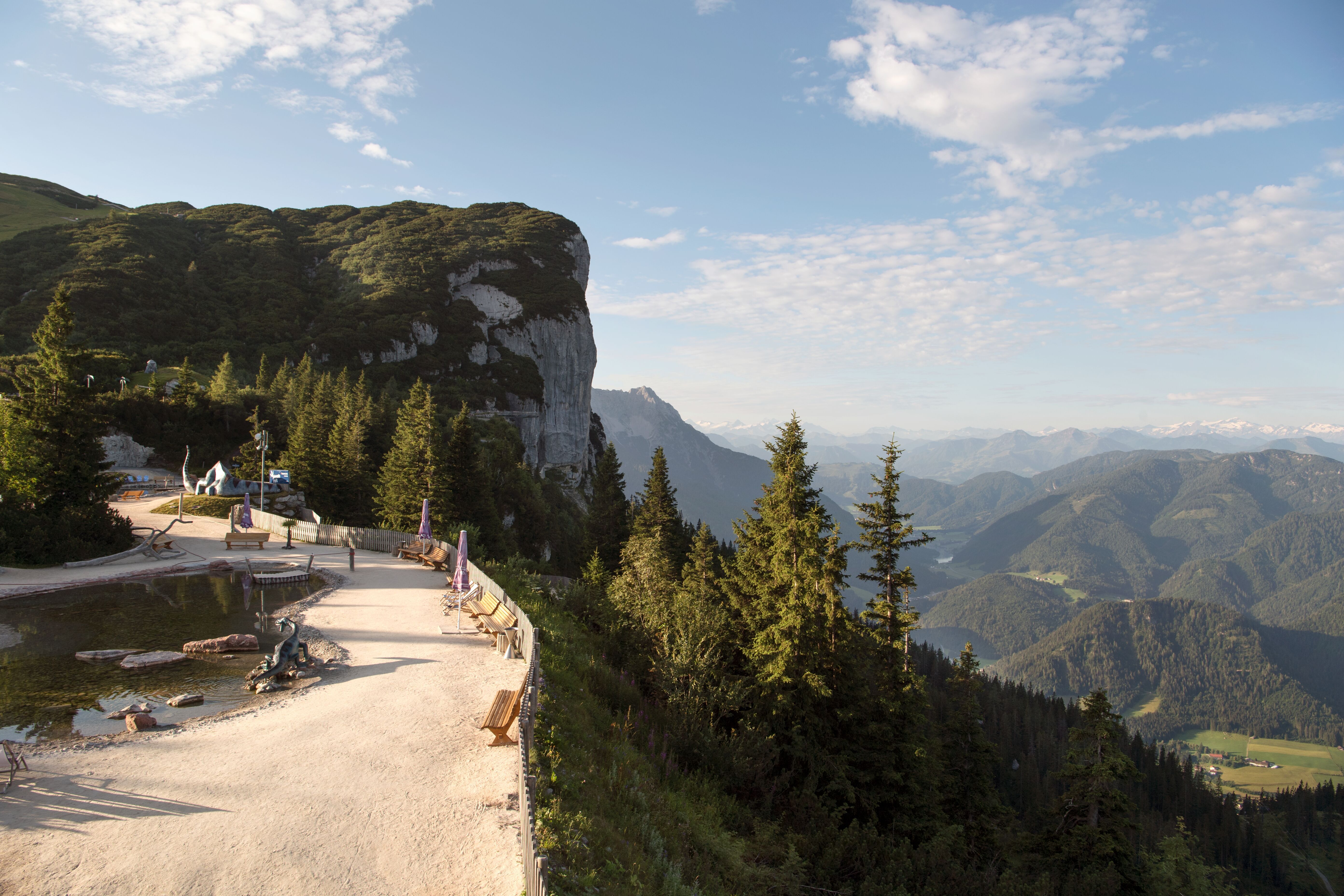 Triassic Park Aussichtsplattform im Sommer