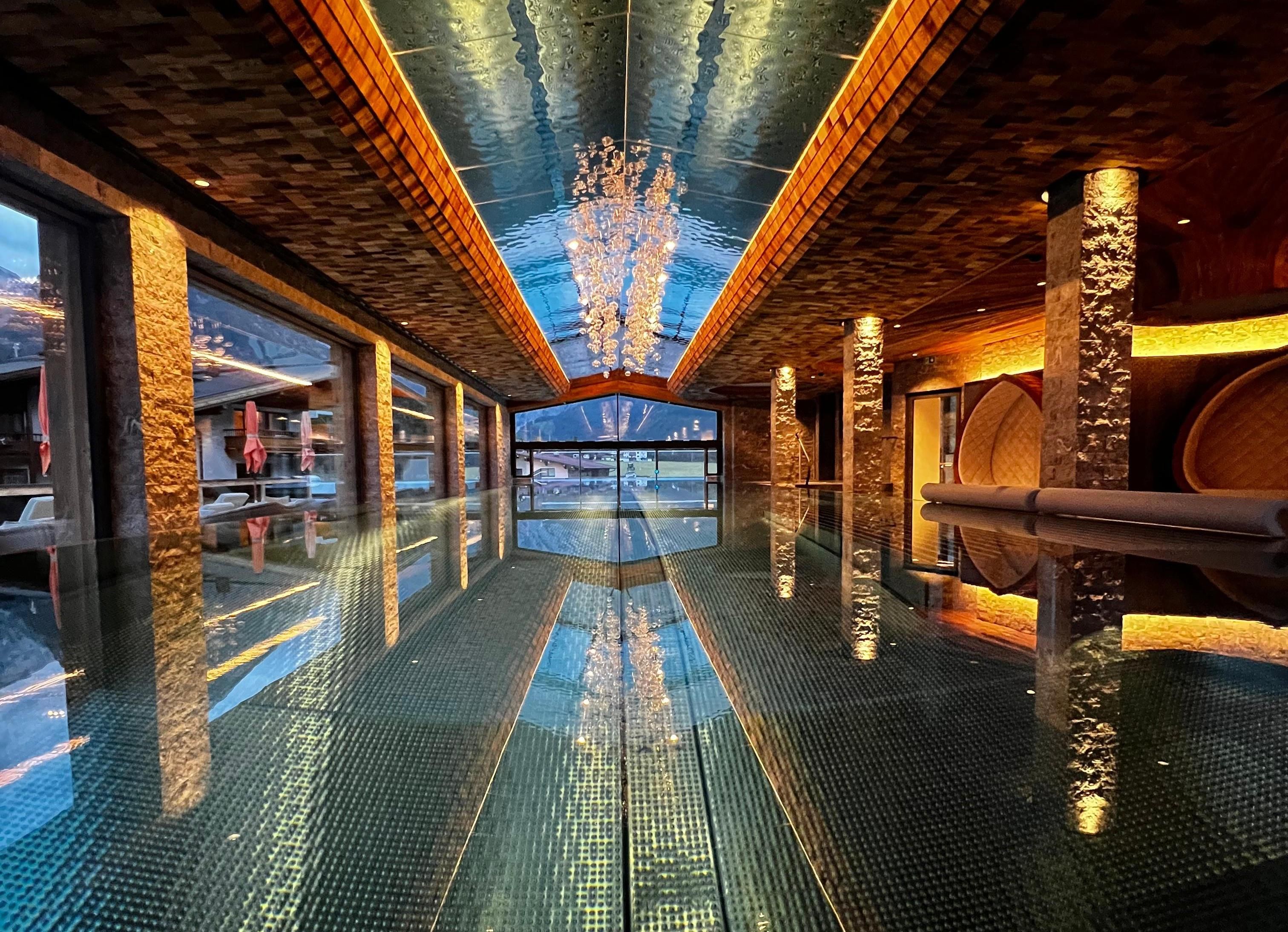 Swimming in a new dimension: The new Infinity indoor pool (20 m long) and Infinity outdoor pool (15 m) invite heavenly relaxation in the heated water.