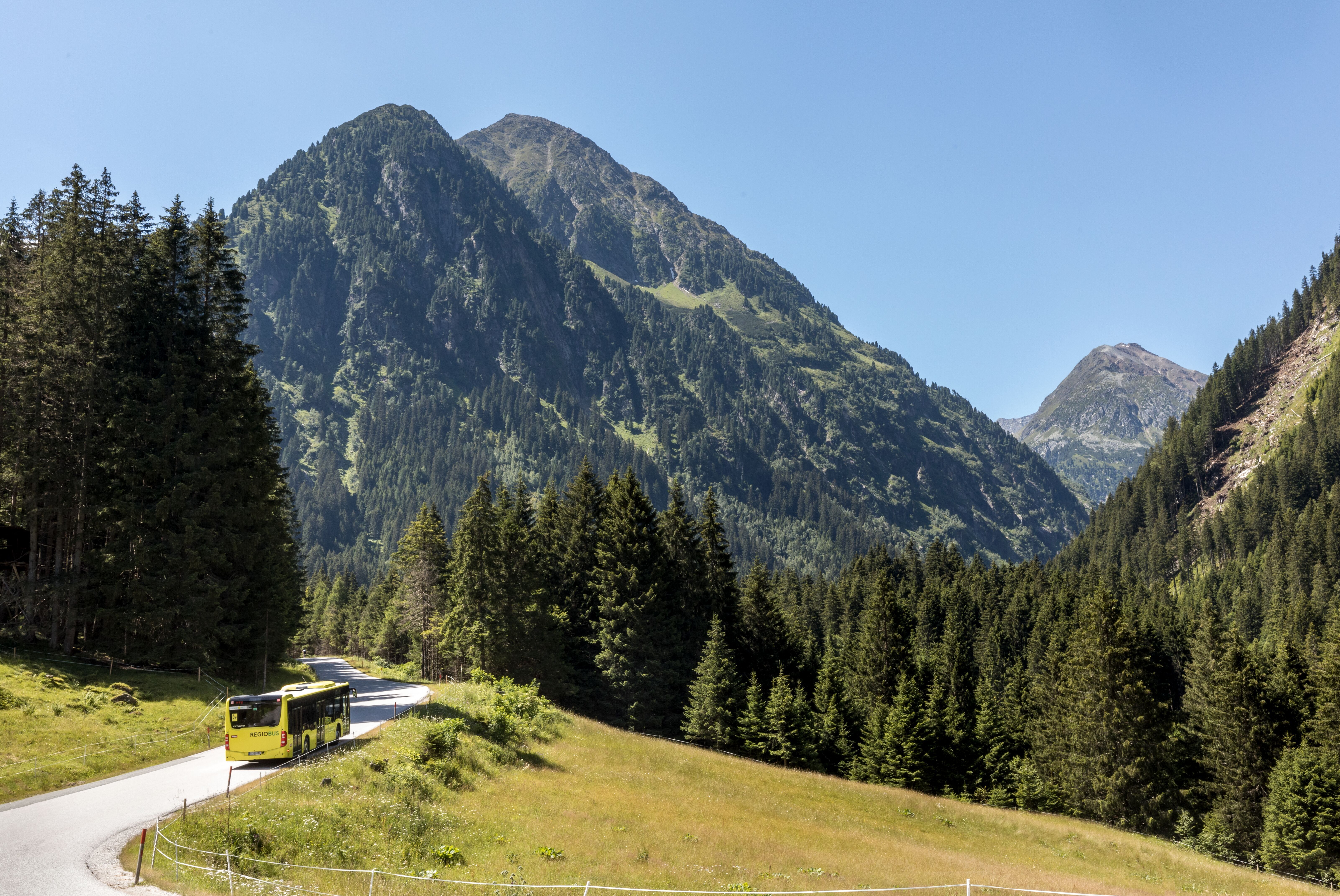 VVT Linienbus im Stubaital mit sommerlichen Stubaier Alpen