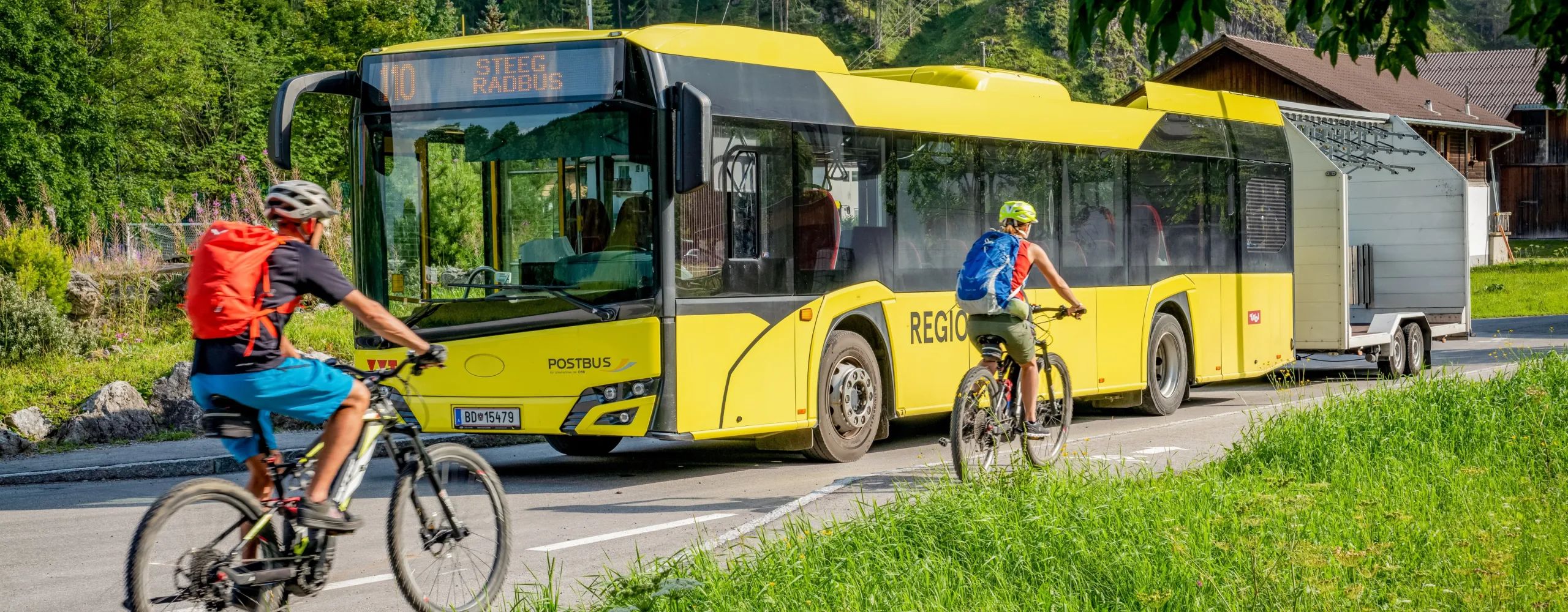 Bus mit Radanhänger im Lechtal