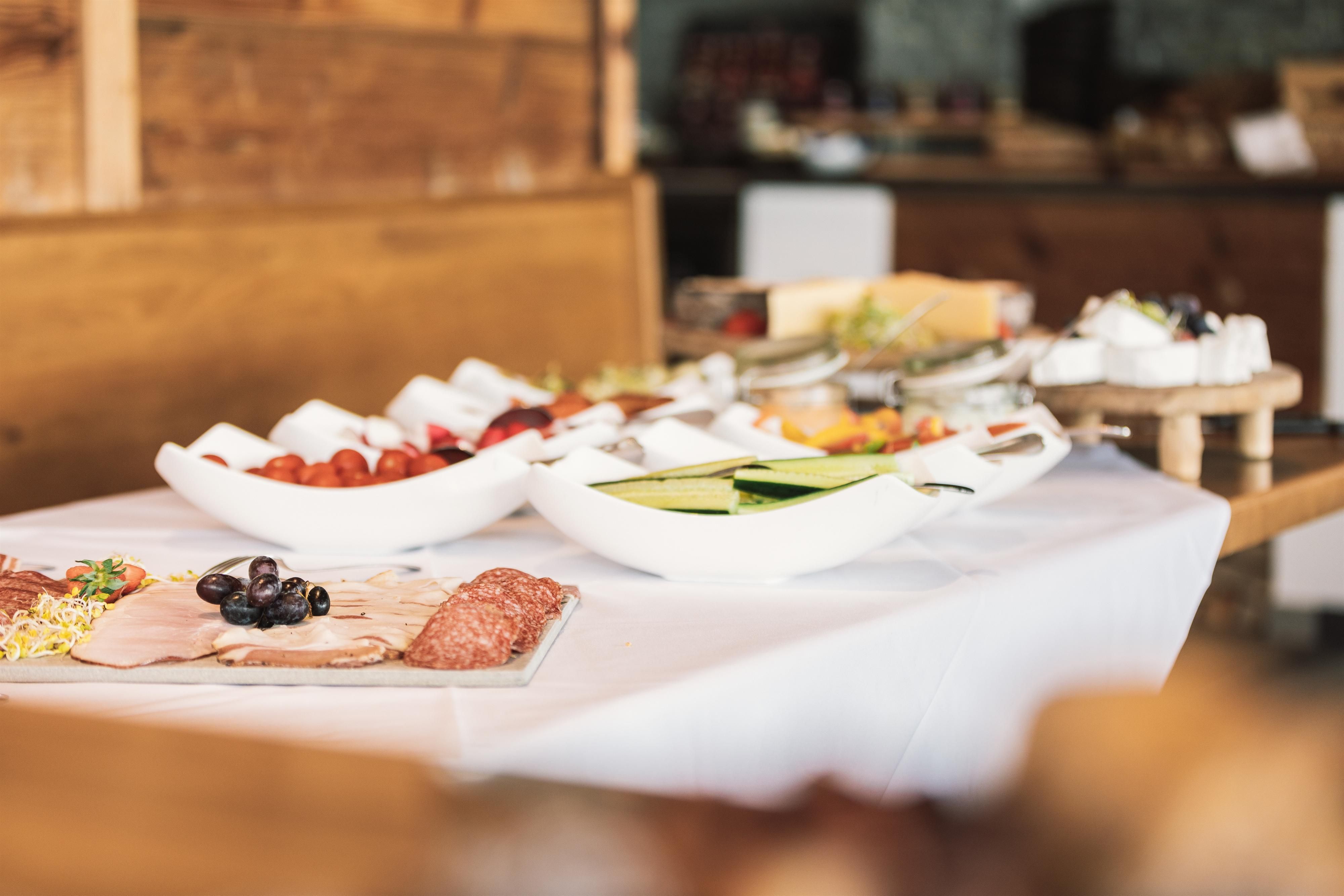 Tisch mit Essen in der UAlm