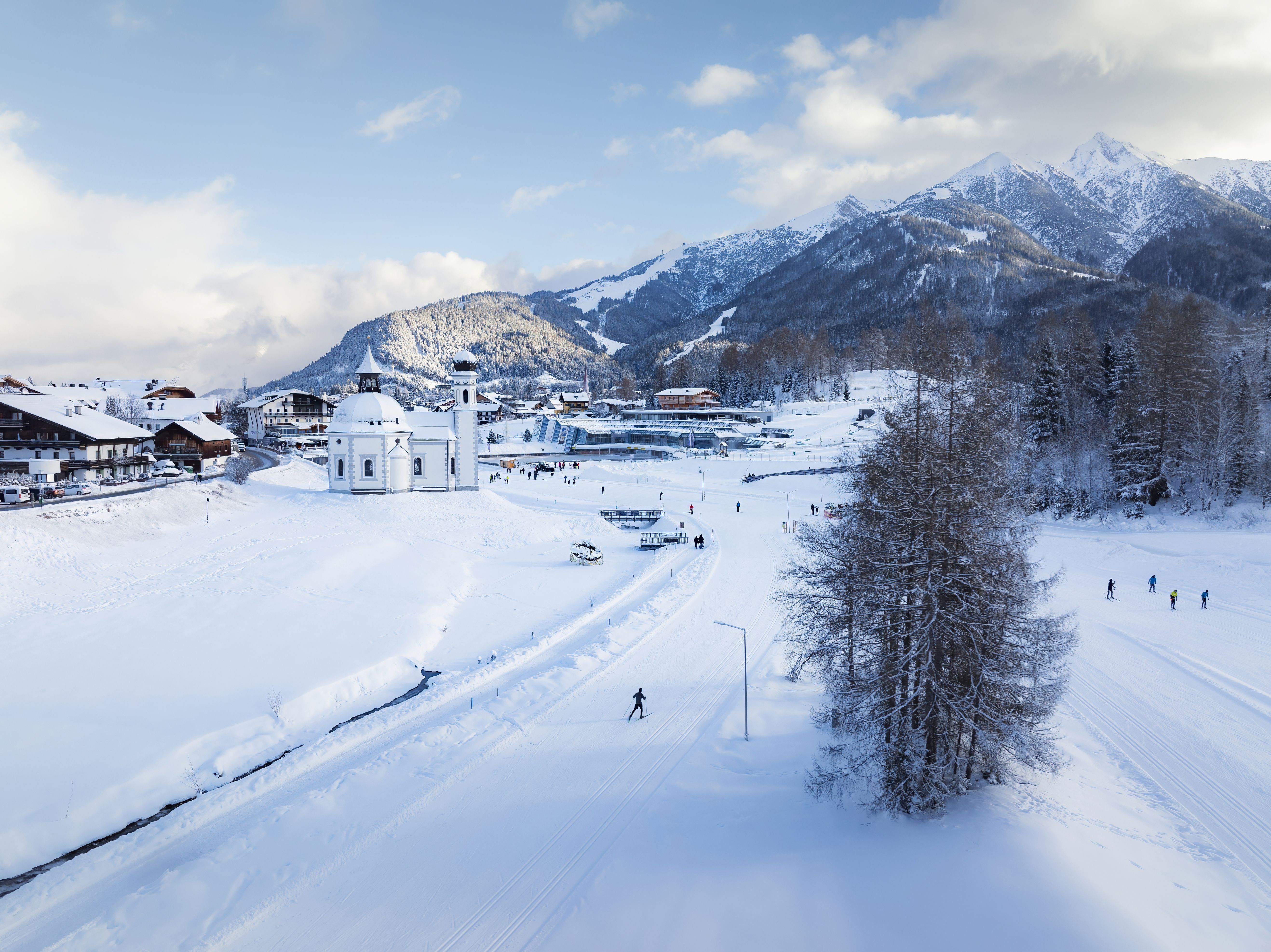 Seefeld im Winter mit der Seekirchlkapelle und Langlauflloipen