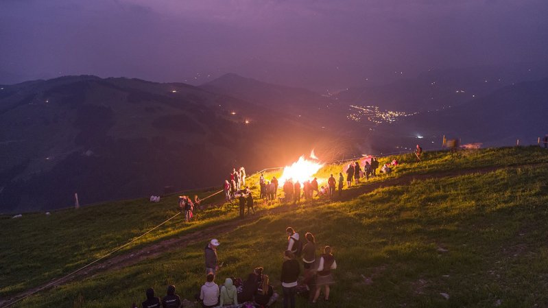 Ogniska świętojańskie na górze Hohen Salve, © Hannes Dabernig