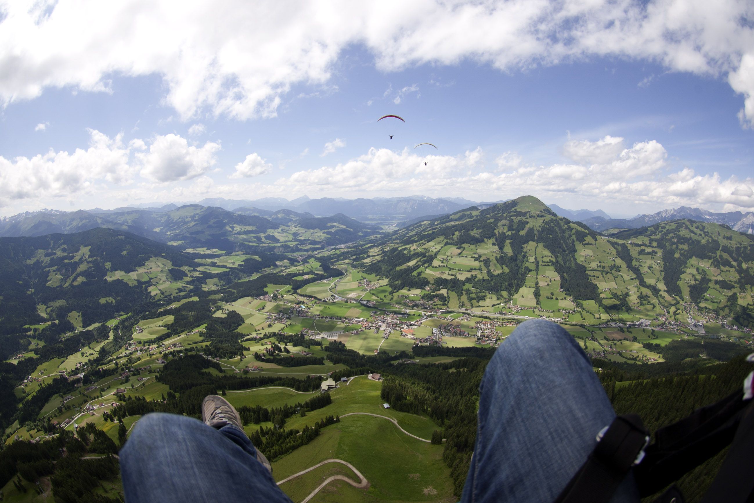 Paragleitern in der hohen Salve