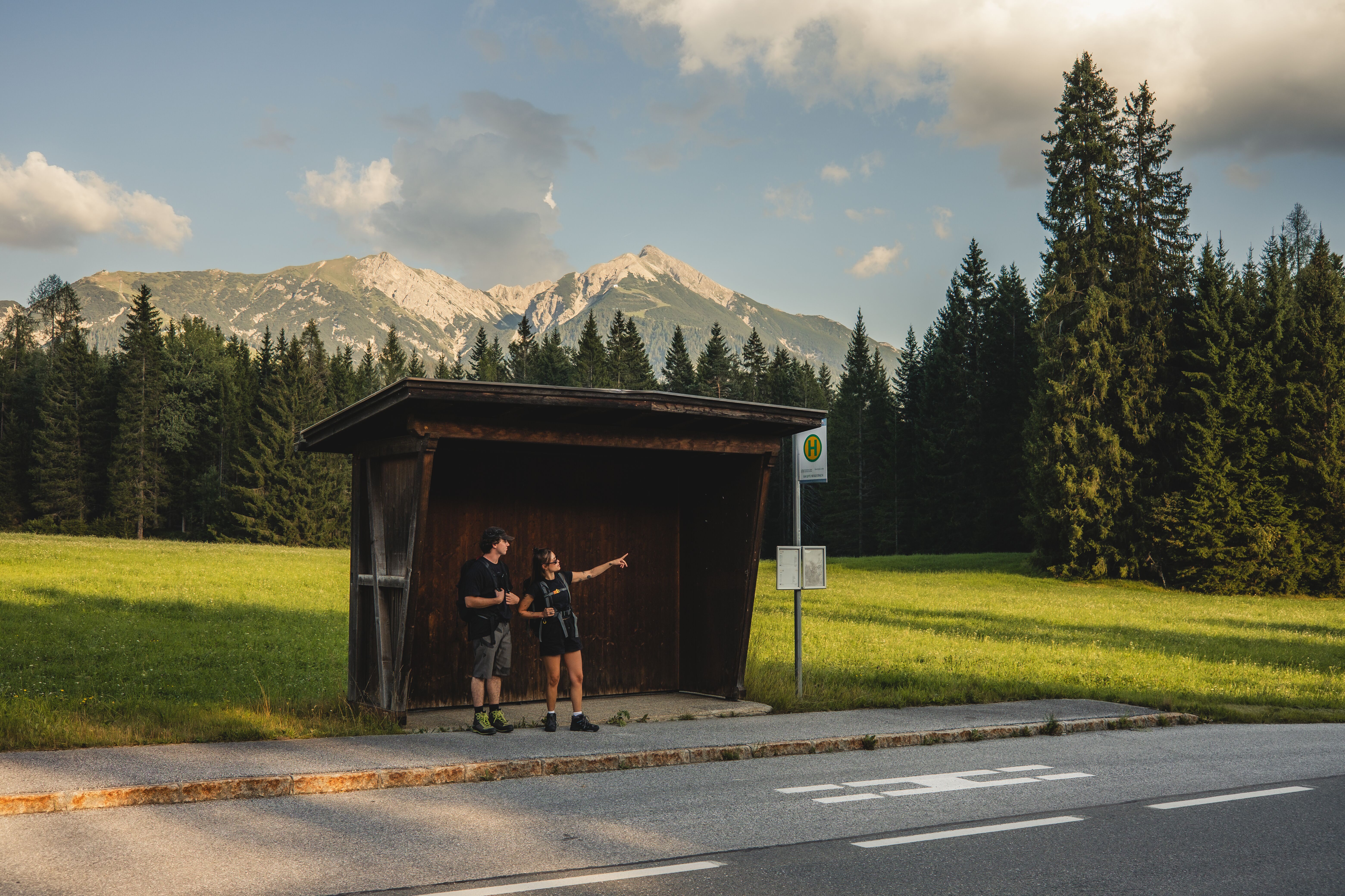 Pärchen an der Bushaltestelle bei Leutasch, wandern mit Öffis