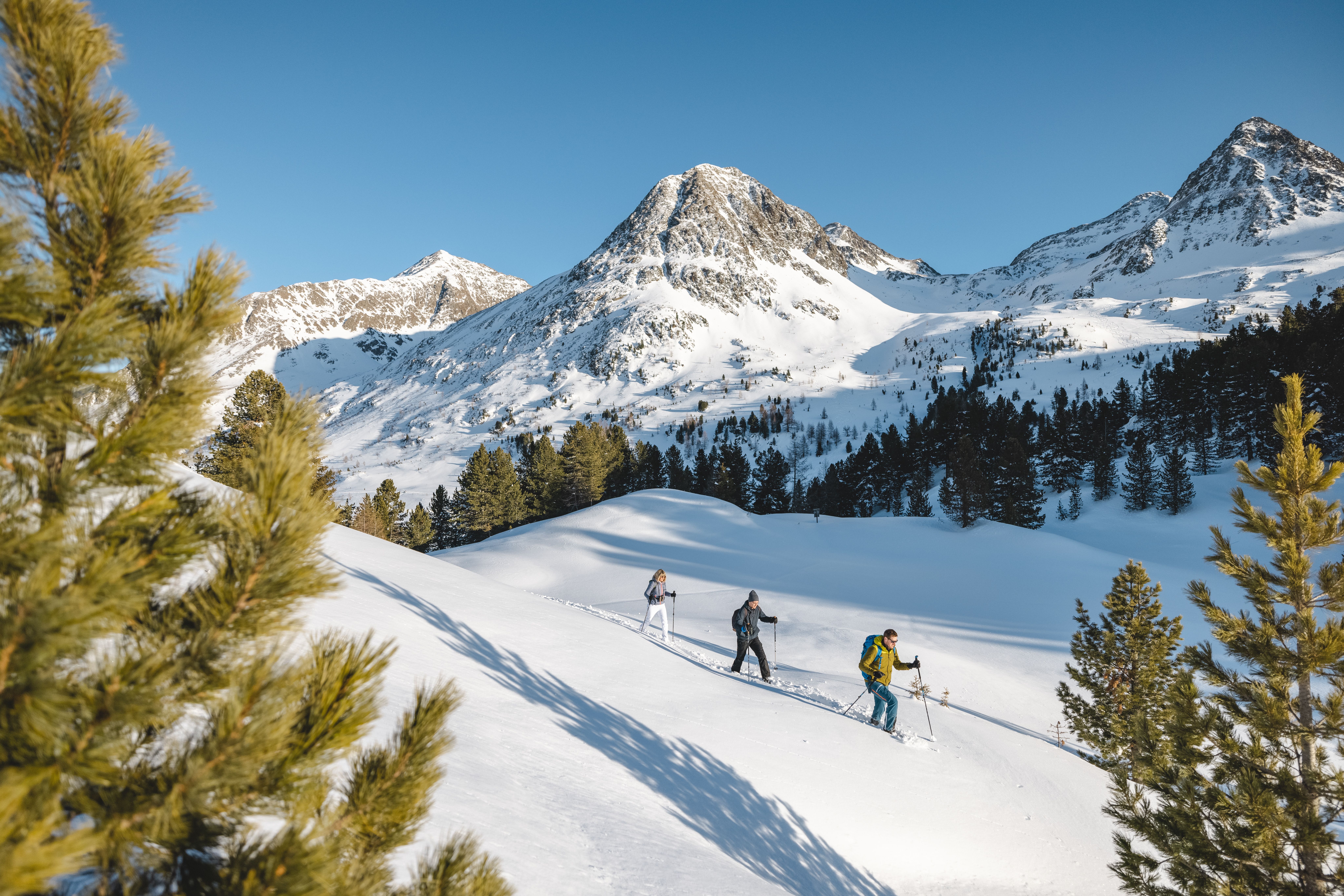 Schneeschuhwanderung in verschneiter Bergwelt im Nationalpark Hohe Tauern