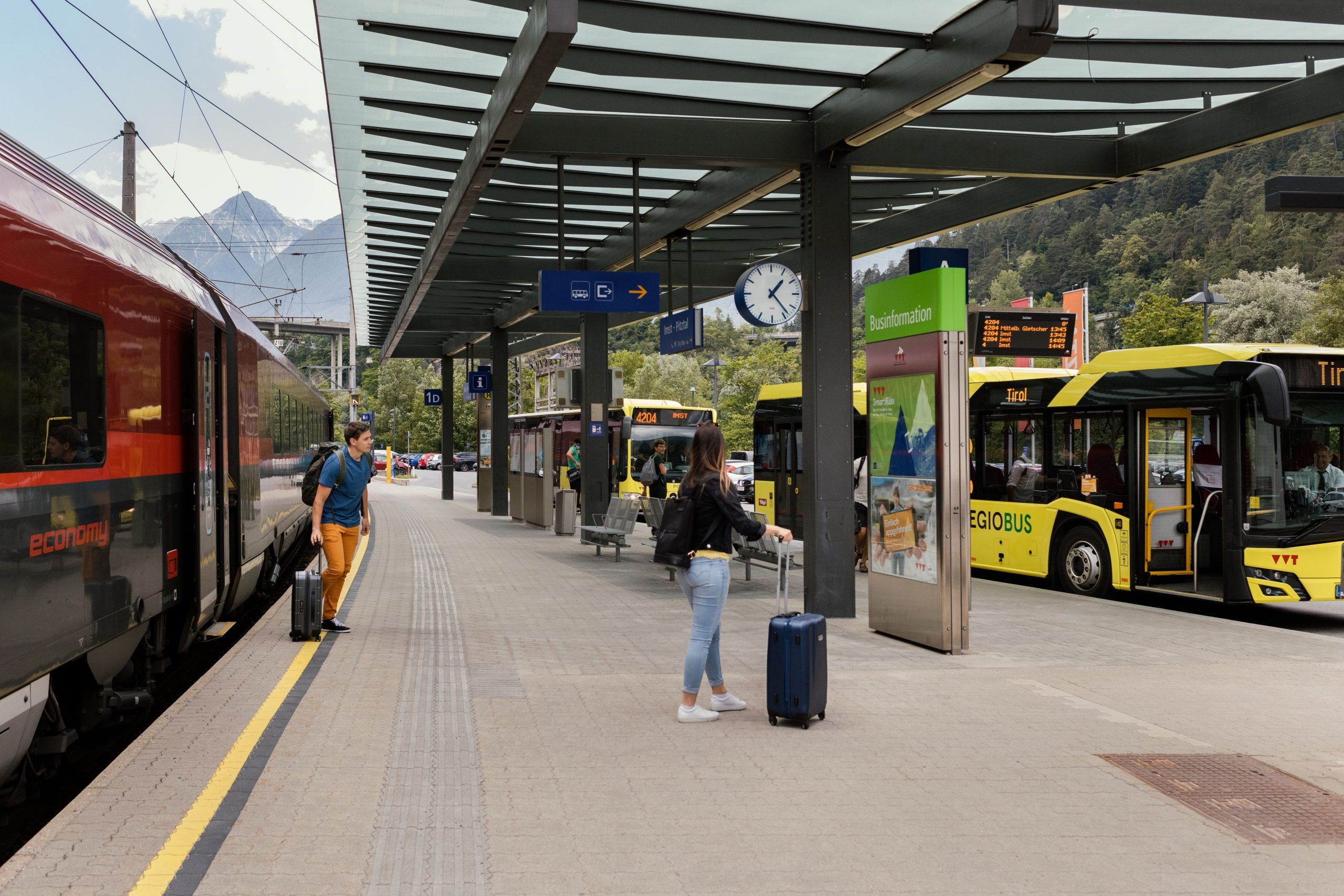 Zug und Bus am Bahnhof Imst Pitztal