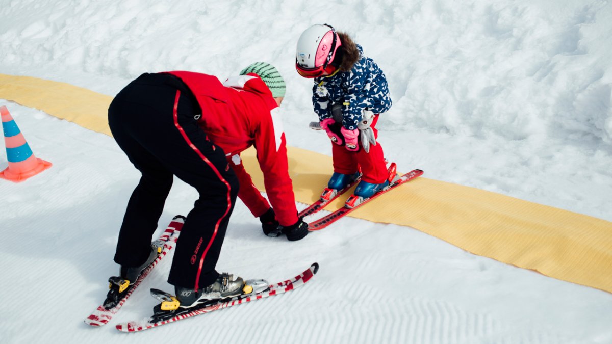 W pełni wykwalifikowani instruktorzy narciarstwa pokazują dzieciom, jak jeździć na nartach w zabawny i przyjazny spos&oacute;b., © Tirol Werbung/Fritz Beck
