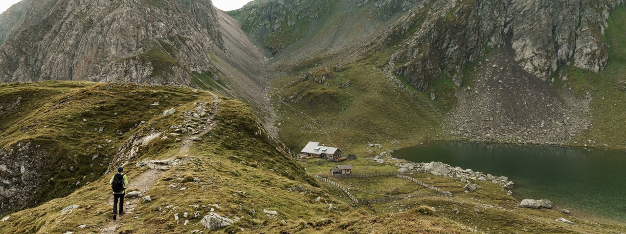 Schronisko Obstanserseehütte nad jeziorem o tej samej nazwie