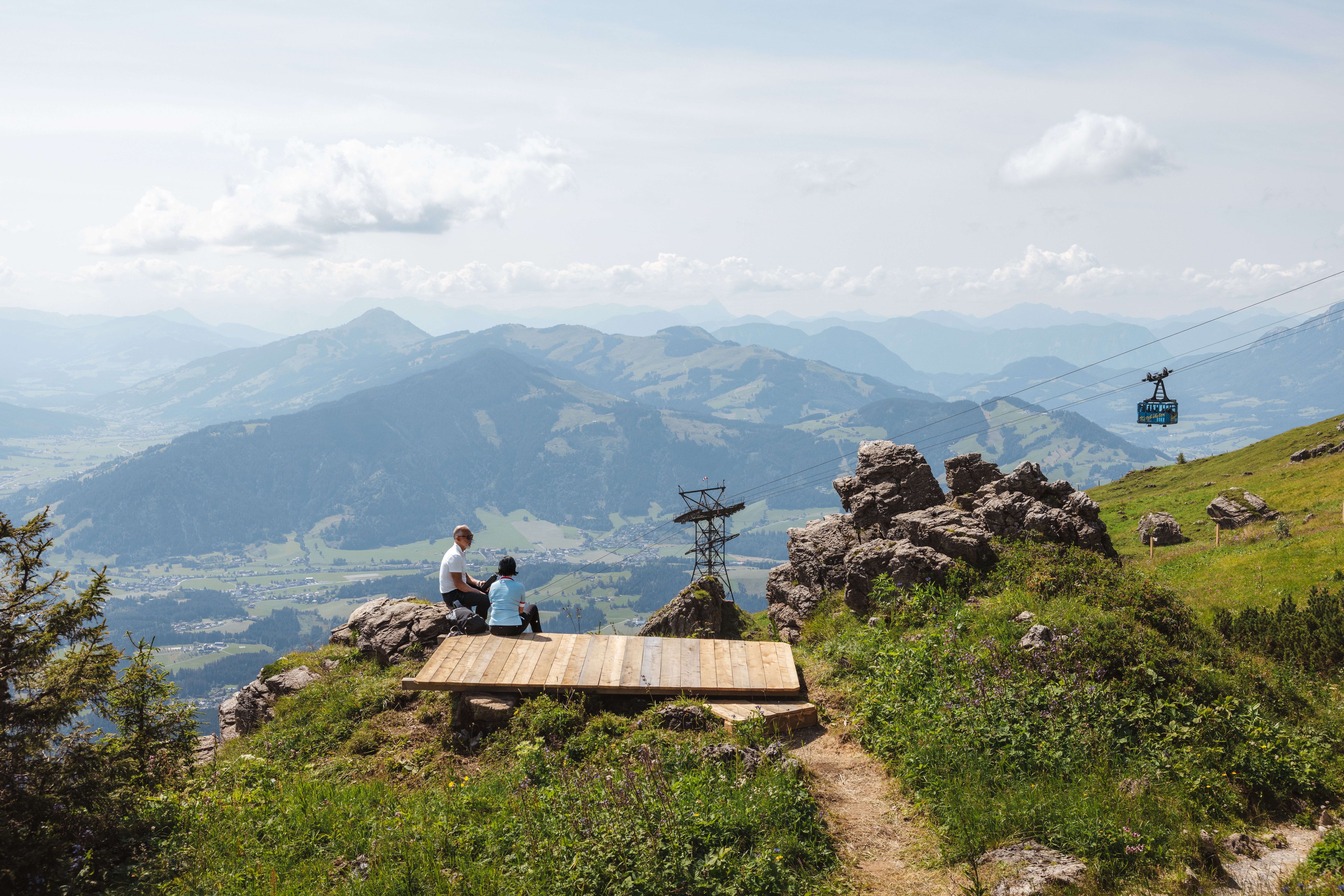 Paar auf einer Aussichtsplattform, Seilbahn in Kitzbühel, Kitzbüheler Alpen