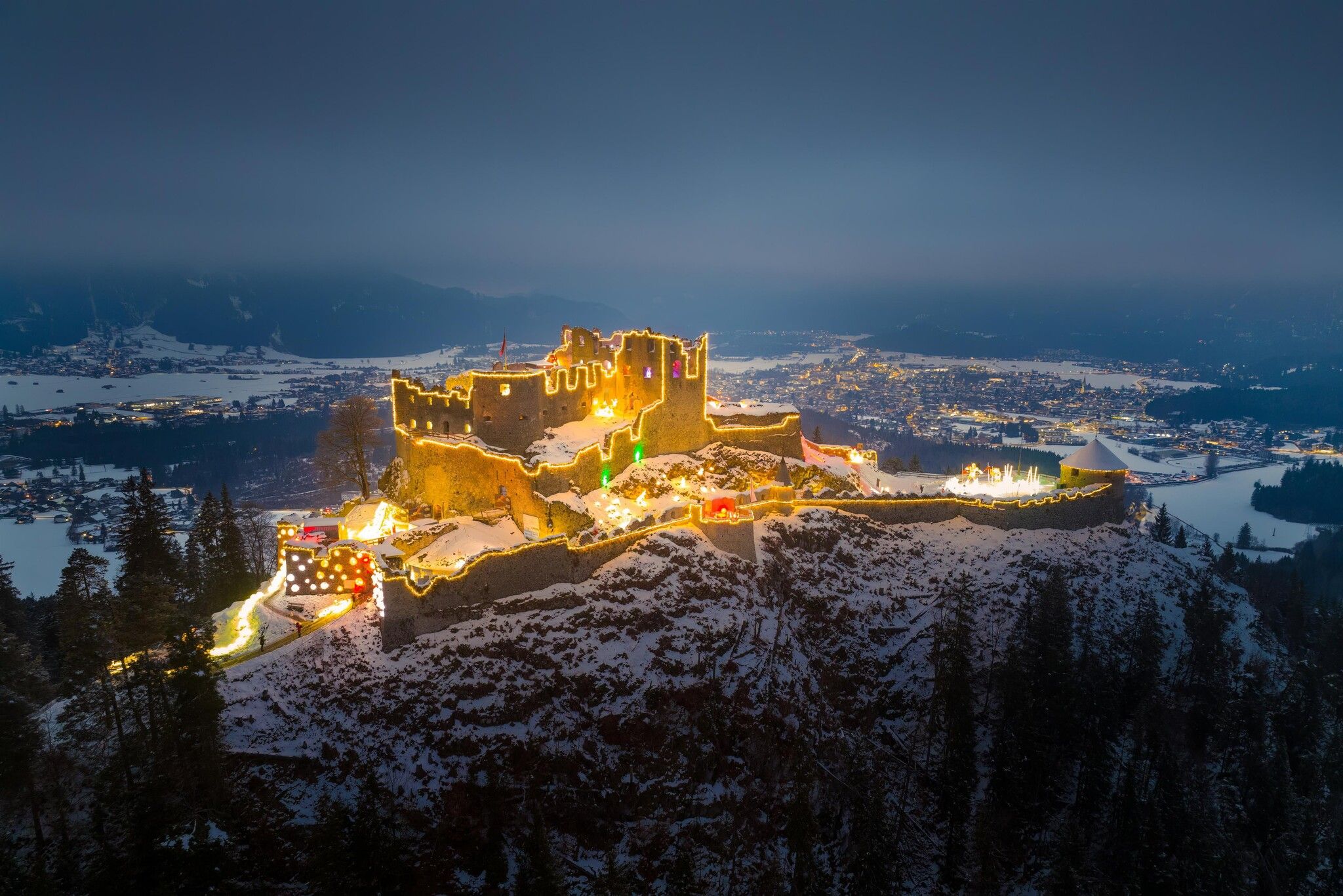 beleuchtete Burg Ehrenberg bei Reutte im Winter, Veranstaltung Lumagica