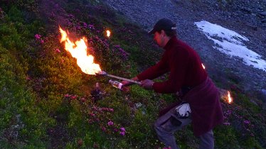 Ponad 100 palaczy odpowiedzialnych jest w regionie Kartitsch za rozpalanie łańcuchów światła na graniach i zboczach gór., © TVB Osttirol