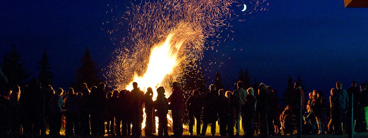 W najkrótszą noc w roku na górze Harschbichl rozpalane są ogromne ogniska, © Gerhard Groger