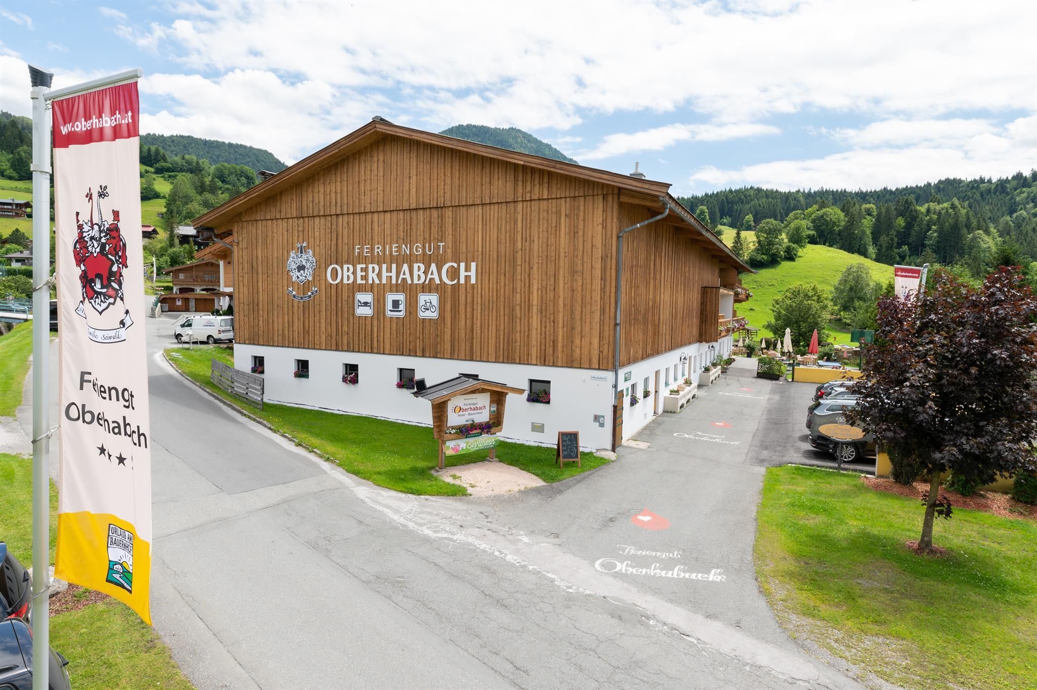 A wooden building named "Feriengut Oberhabach" is visible. Surrounded by green meadows and trees, the area offers an idyllic landscape.
