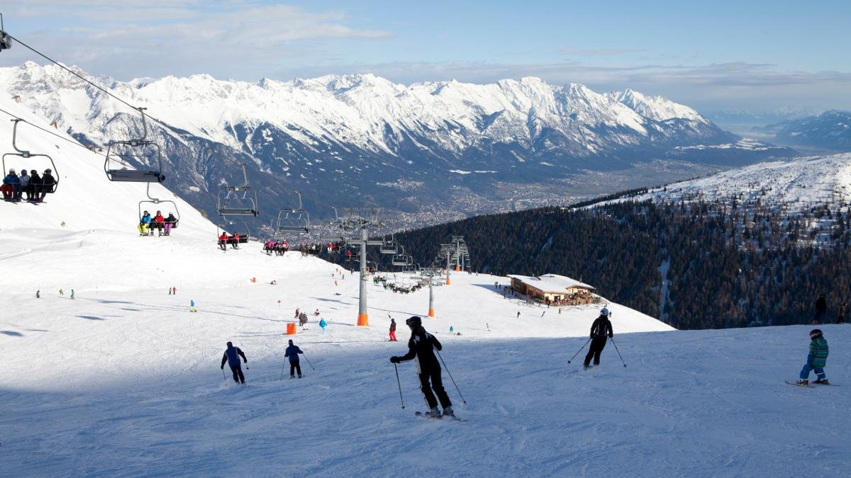 Wszystkie 13 stacji narciarskich, należących do regionu Innsbrucka, jest częścią oferty karnetu narciarskiego "Ski Plus City Pass Innsbruck Stubai". Karnet ten oferuje nie tylko dostęp do wszystkich ośrodków narciarskich w okolicach stolicy Tyrolu, ale również do wielu atrakcji turystycznych a nawet basenów., © Tirol Werbung/Jenewein Markus