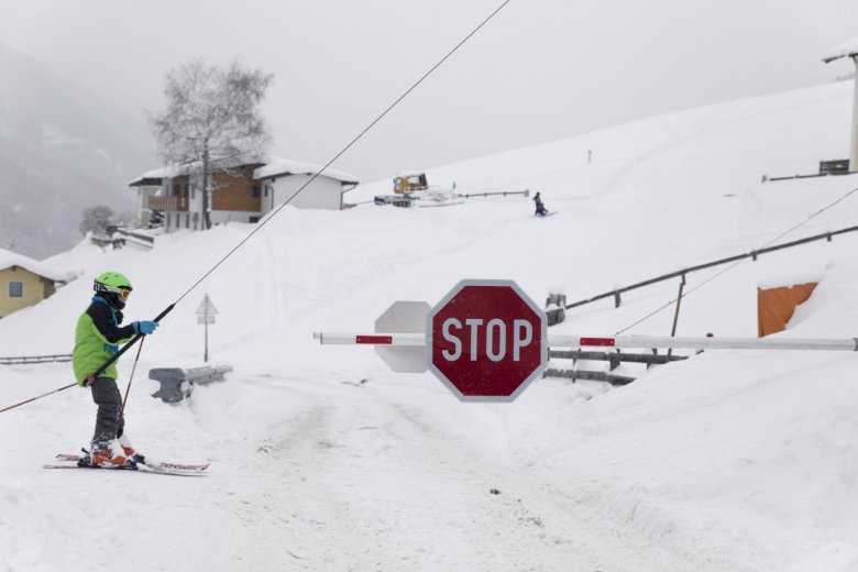 Tutaj narciarze mają pierszeństwo przed samochodami.
, © Tirol Werbung/Bert Heinzlmeier